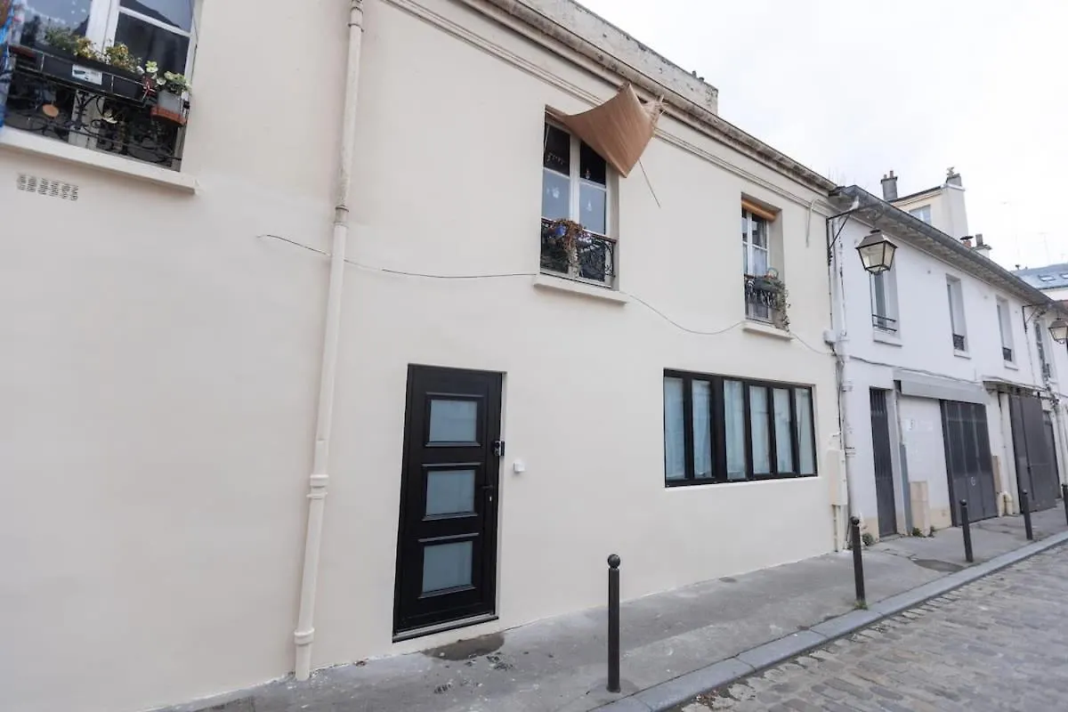 Apartment Rez De Chausse Dans Une Rue Pavee 4 Pers Nation Paris