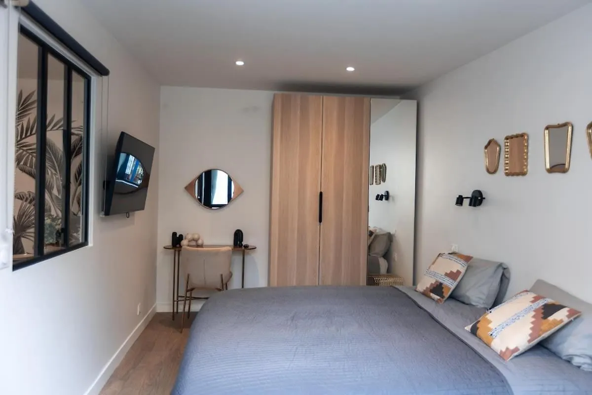 Rez De Chausse Dans Une Rue Pavee 4 Pers Nation Paris